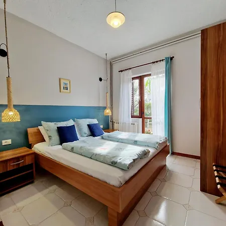 Rustico Mediterraneo With Large Terrace By Mihaela Appartement *